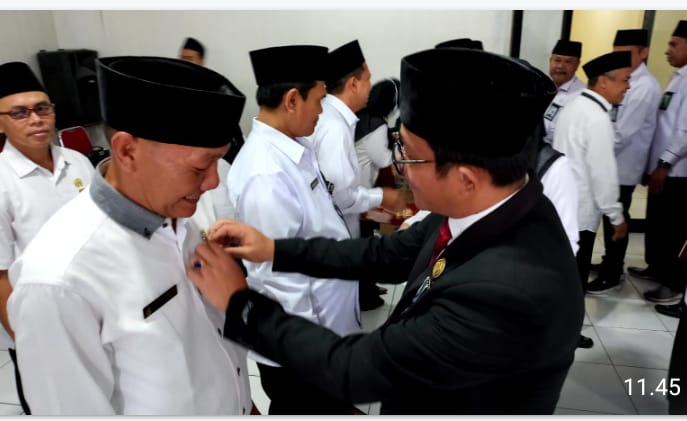 penyerahan penghargaan dari ka.kemenag Kab. Tangerang